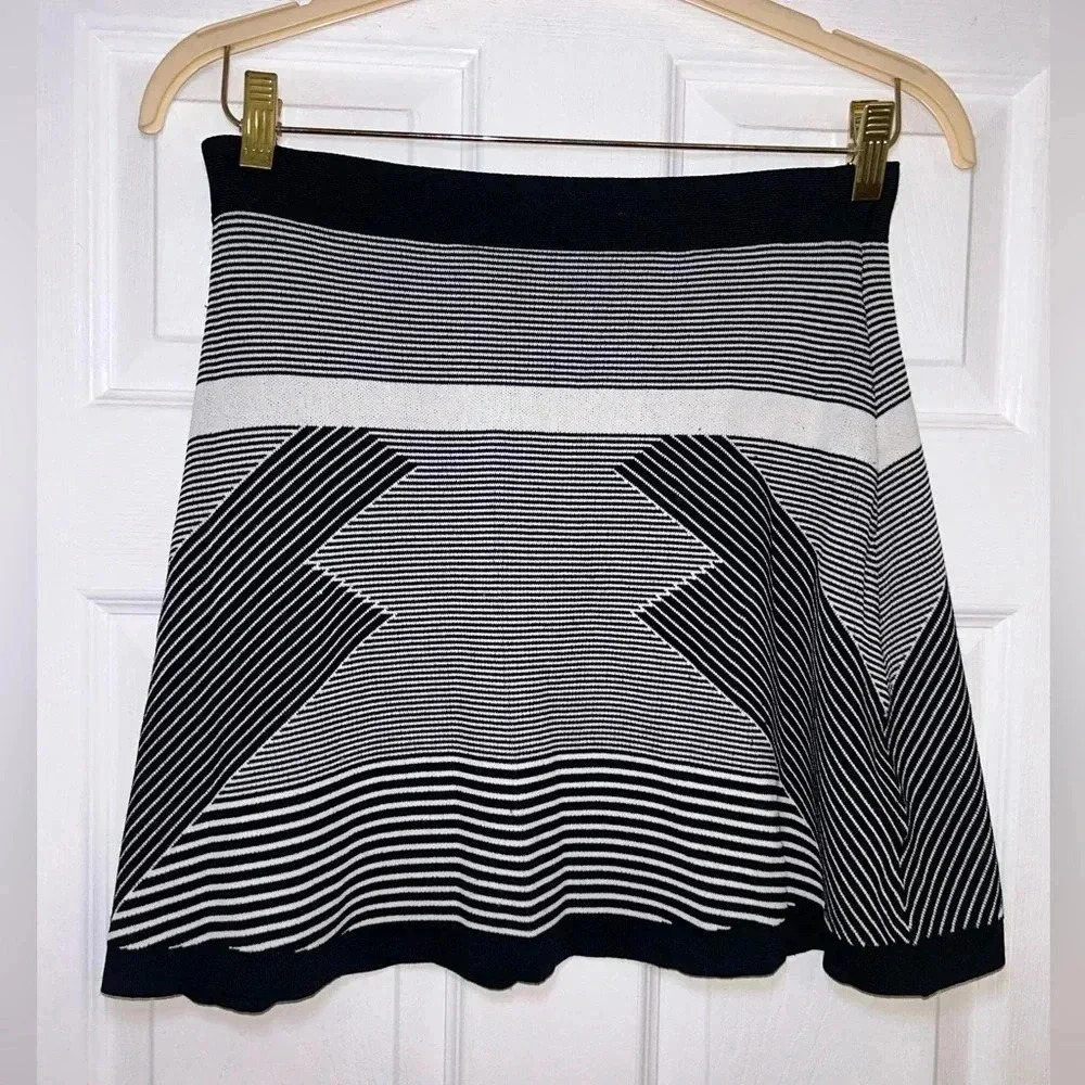 Olive & Oak Knit Black &‎ White Striped Mini Skirt w/ Elastic Waist Size Small